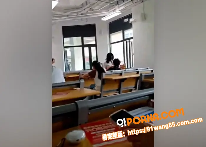 大学教室秒变偶像剧 学生...（3）