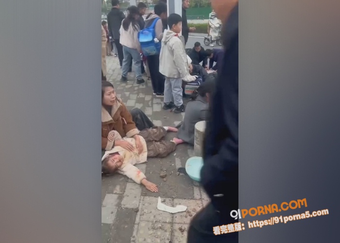 湖北十堰重庆路小学门口惨...（1）