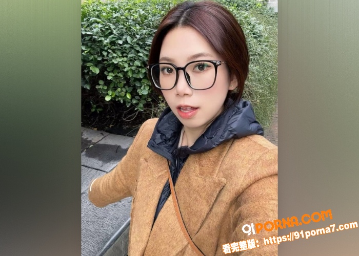 超反差眼镜美女和大哥私拍...（2）